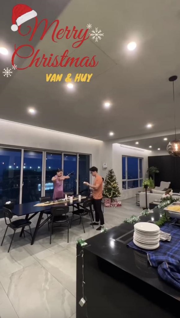 Choáng với tổ ấm của Ngô Thanh Vân và Huy Trần: Rộng 150m2, phòng khách đủ mở đại tiệc-2