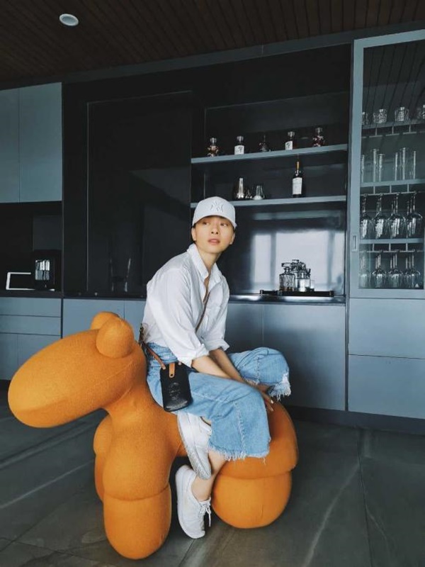 Choáng với tổ ấm của Ngô Thanh Vân và Huy Trần: Rộng 150m2, phòng khách đủ mở đại tiệc-14