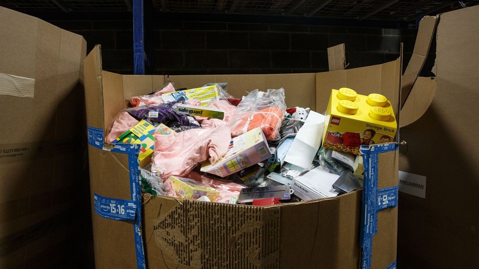 Cặp đôi kiếm tiền từ việc mua hàng bị hoàn trả rồi bán lại-1