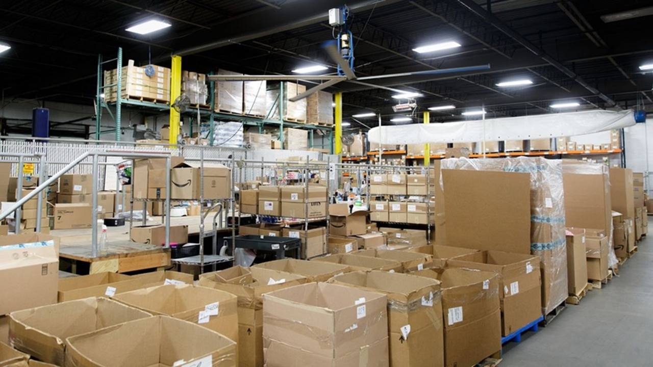 Cặp đôi kiếm tiền từ việc mua hàng bị hoàn trả rồi bán lại-2