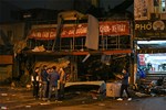 Phát hiện nhiều mảnh giấy hồng nghi xác pháo tại hiện trường vụ cháy lớn ở Hà Nội-12