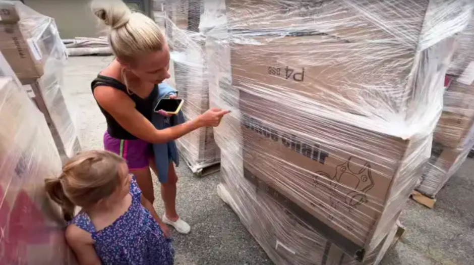 Cặp đôi kiếm tiền từ việc mua hàng bị hoàn trả rồi bán lại-5