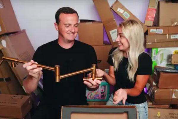 Nhận gói hàng không phải của mình, người phụ nữ tá hỏa khi thấy vật sáng chói bên trong, lập tức thông báo công ty vận chuyển thu hồi ngay-3