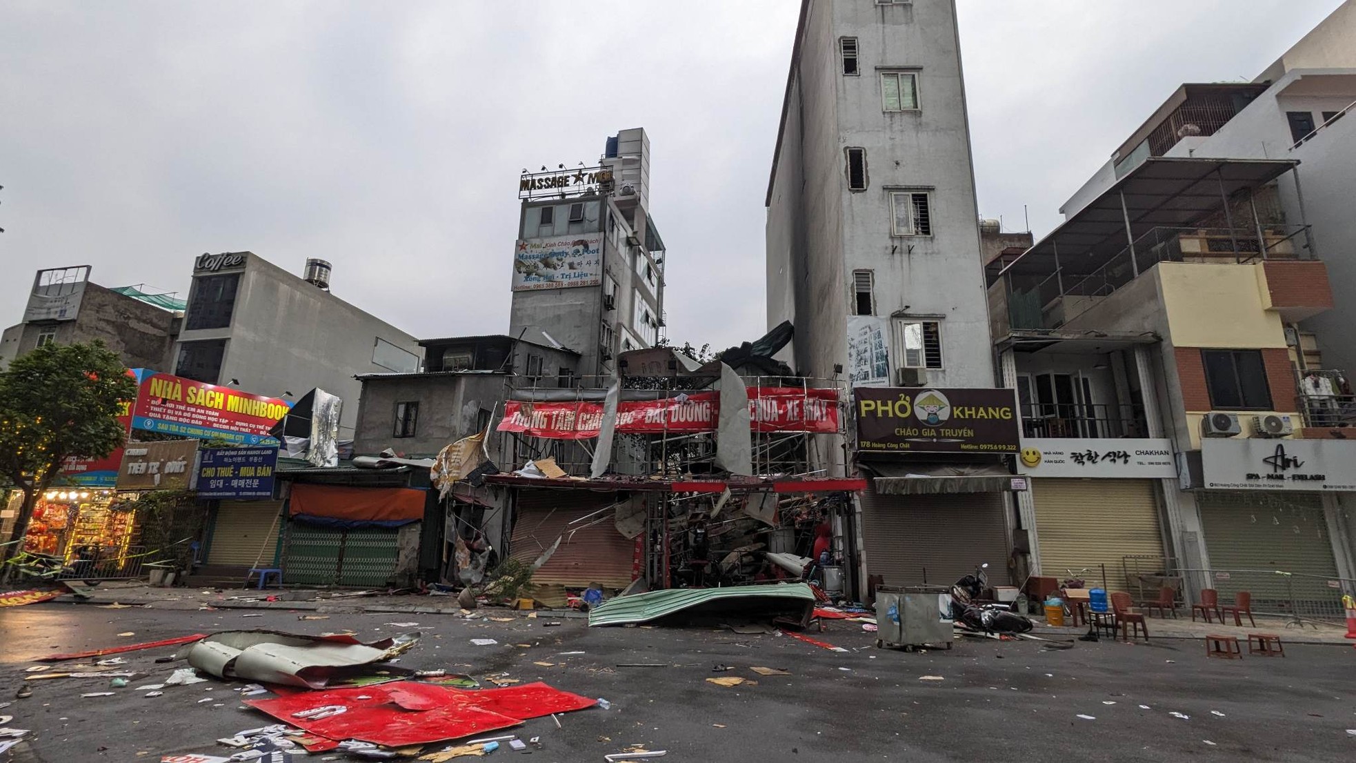 Phát hiện nhiều mảnh giấy hồng nghi xác pháo tại hiện trường vụ cháy lớn ở Hà Nội-1