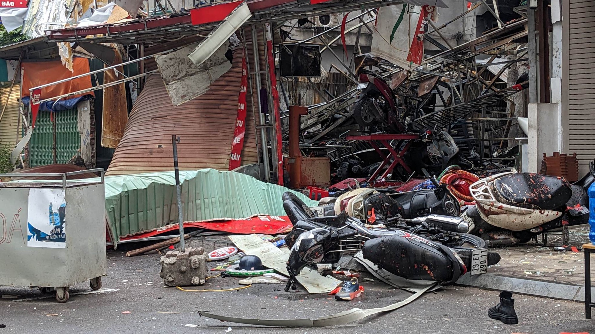 Phát hiện nhiều mảnh giấy hồng nghi xác pháo tại hiện trường vụ cháy lớn ở Hà Nội-2