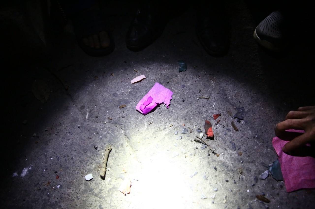 Phát hiện nhiều mảnh giấy hồng nghi xác pháo tại hiện trường vụ cháy lớn ở Hà Nội-3
