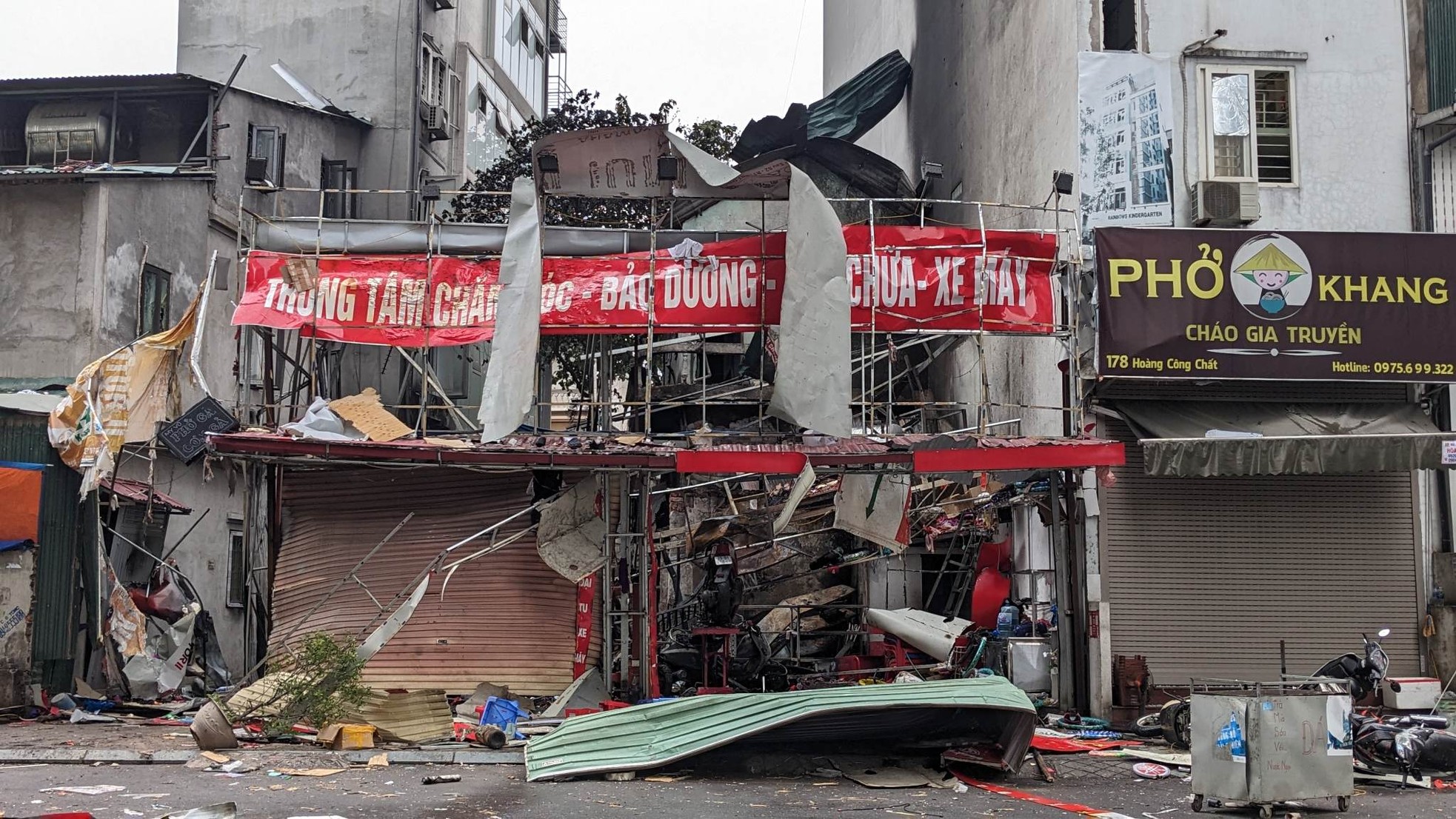 Phát hiện nhiều mảnh giấy hồng nghi xác pháo tại hiện trường vụ cháy lớn ở Hà Nội-4