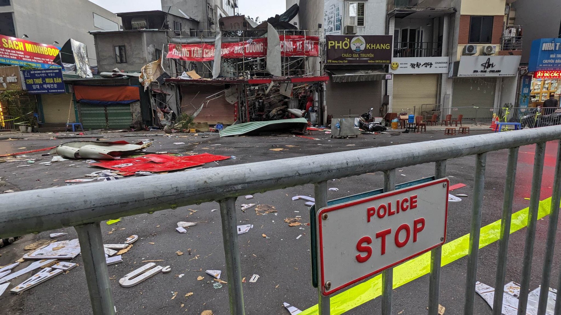 Phát hiện nhiều mảnh giấy hồng nghi xác pháo tại hiện trường vụ cháy lớn ở Hà Nội-6