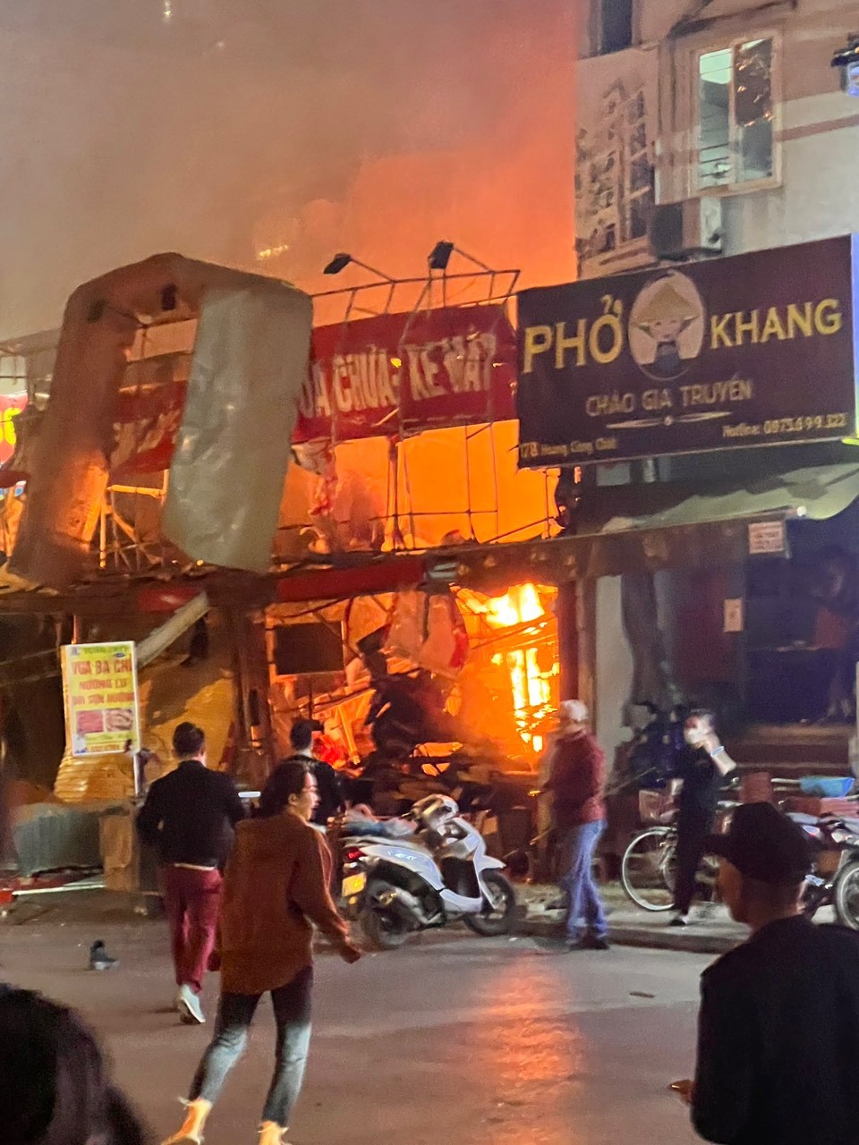 Phát hiện nhiều mảnh giấy hồng nghi xác pháo tại hiện trường vụ cháy lớn ở Hà Nội-7