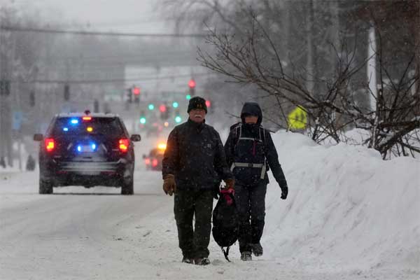Người chết cóng trong xe, ôtô bị bỏ lại trên phố giữa bão tuyết ở Mỹ-1
