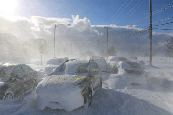 Người chết cóng trong xe, ôtô bị bỏ lại trên phố giữa bão tuyết ở Mỹ-2