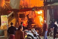 Video: Tiếng nổ rung trời và hiện trường hoang tàn sau vụ cháy khiến nhiều người bị thương ở Hà Nội