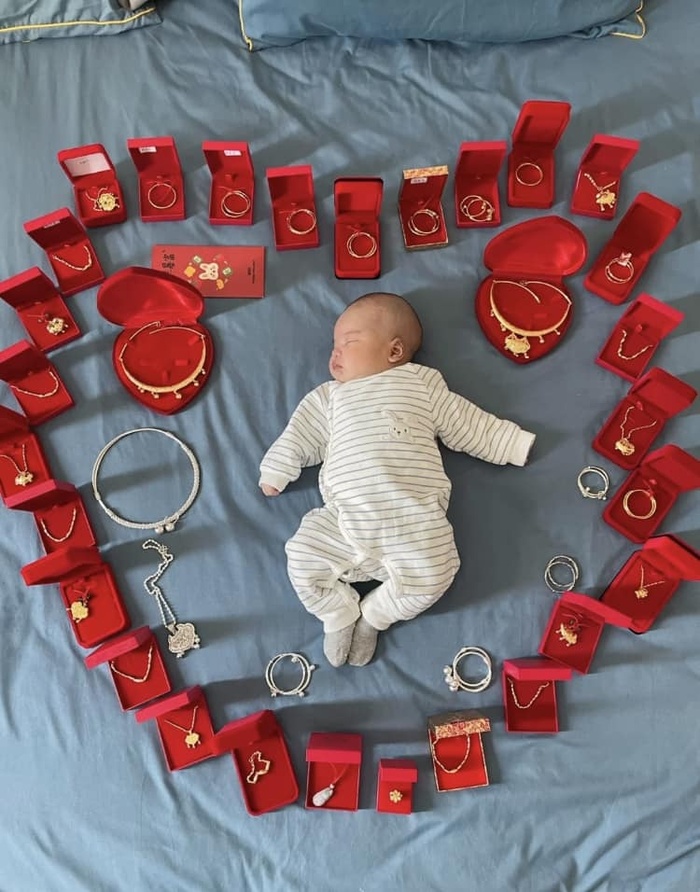 Em bé đầy tháng được phủ ngập trong những hộp vàng khiến các mẹ muốn thốt lên: Thế này xin tình nguyện sinh cả đội bóng-1