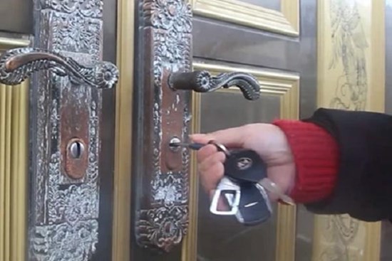 Thoa chút dầu ăn lên cửa: Mẹo hay giải quyết nhiều rắc rối trong gia đình, ai cũng nên làm theo