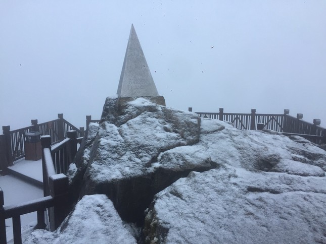 Mưa tuyết xuất hiện trên đỉnh Fansipan-1