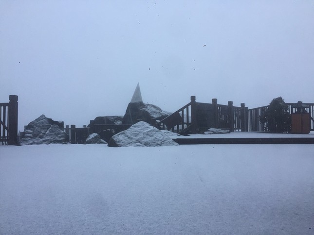 Mưa tuyết xuất hiện trên đỉnh Fansipan-2