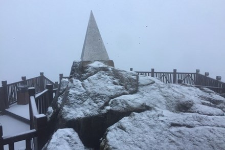 Mưa tuyết xuất hiện trên đỉnh Fansipan
