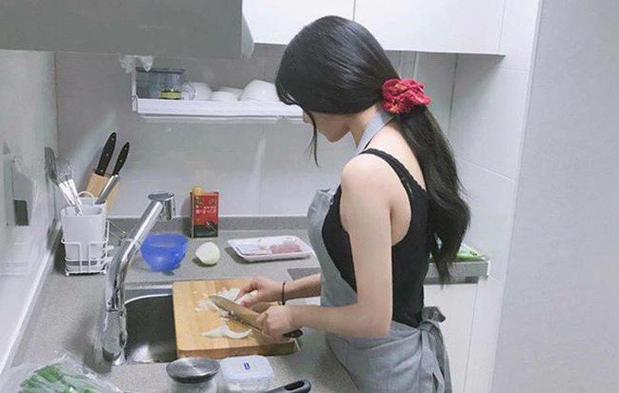 Cứ vài ngày vợ lại về nhà mẹ đẻ, tôi sinh nghi nên lén theo dõi, nhìn cảnh trước sân mà chết lặng-1