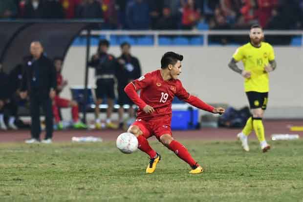 Khoảnh khắc Quang Hải làm nghề tay trái, tự cầm máy ảnh chụp đồng đội ăn mừng bàn thắng-3