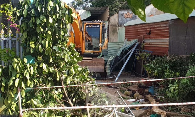 Bắt đối tượng lái xe cuốc múc sập 2 nhà dân ở Bình Phước-2