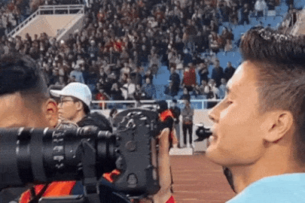 Khoảnh khắc Quang Hải làm nghề tay trái, tự cầm máy ảnh chụp đồng đội ăn mừng bàn thắng-1