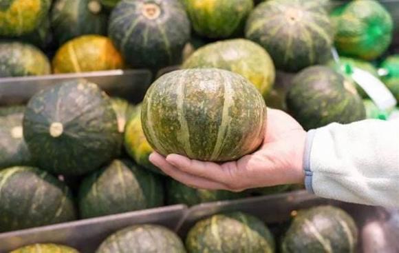 Khi mua bí ngô vào mùa đông, đừng chỉ nhìn vào kích thước của chúng, nông dân trồng bí: 4 điểm này sẽ mua được bí dẻo và ngọt-3