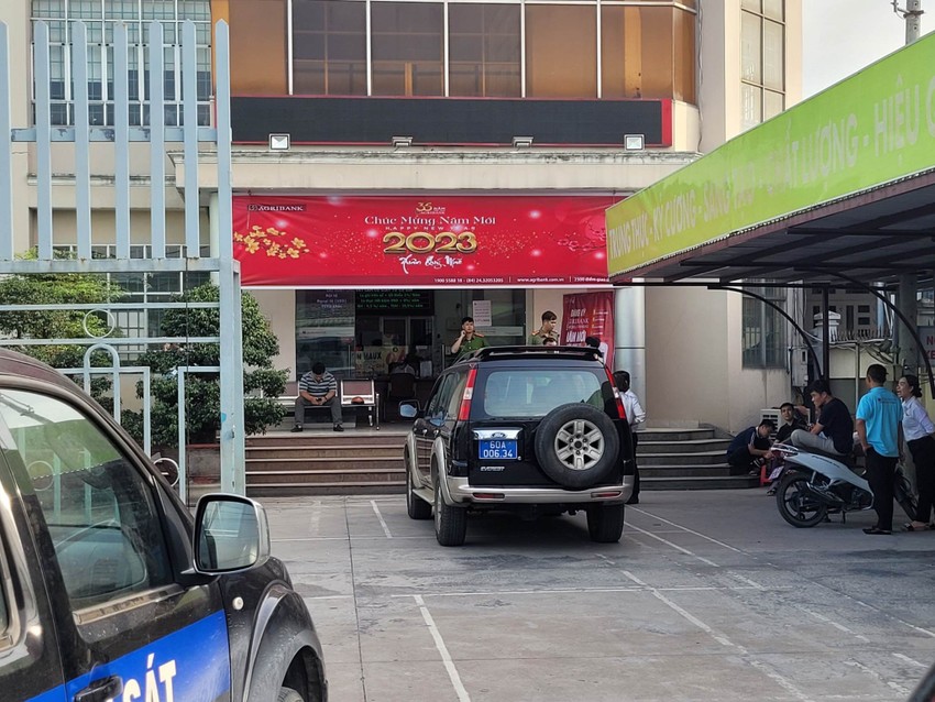 Dùng súng cướp tiền của khách trong ngân hàng ở Đồng Nai-2