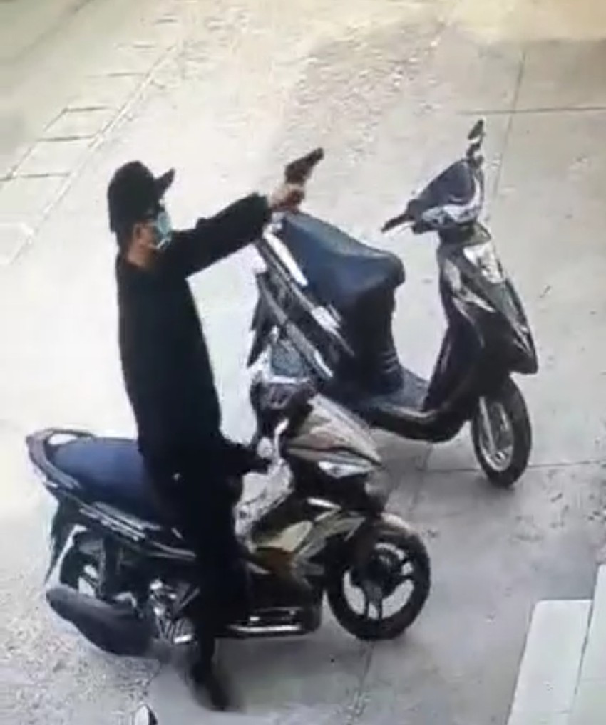 Dùng súng cướp tiền của khách trong ngân hàng ở Đồng Nai-1