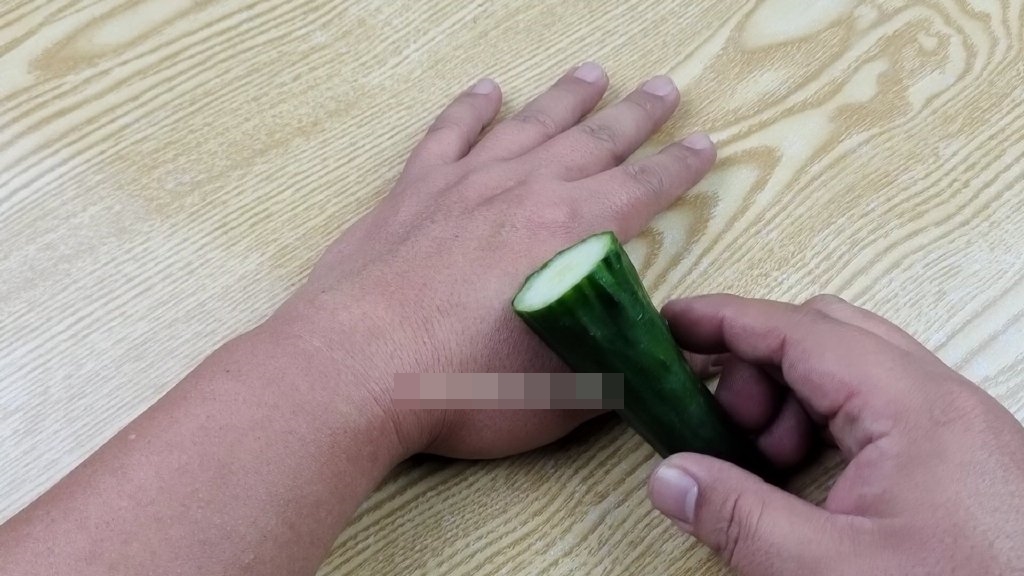 Phần đuôi của quả dưa chuột tưởng bỏ đi, ai ngờ có thể giúp ích rất nhiều cho việc nhà-3