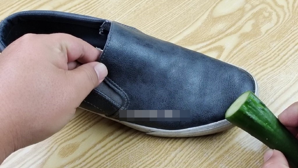 Phần đuôi của quả dưa chuột tưởng bỏ đi, ai ngờ có thể giúp ích rất nhiều cho việc nhà-5