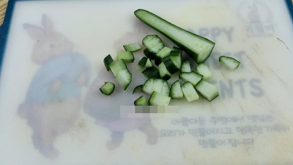 Phần đuôi của quả dưa chuột tưởng bỏ đi, ai ngờ có thể giúp ích rất nhiều cho việc nhà-8