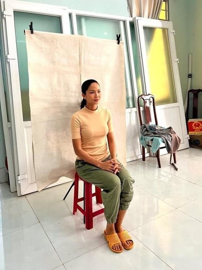HHen Niê bức xúc đáp trả khi bị chỉ trích giả khổ lấy lòng người hâm mộ-3