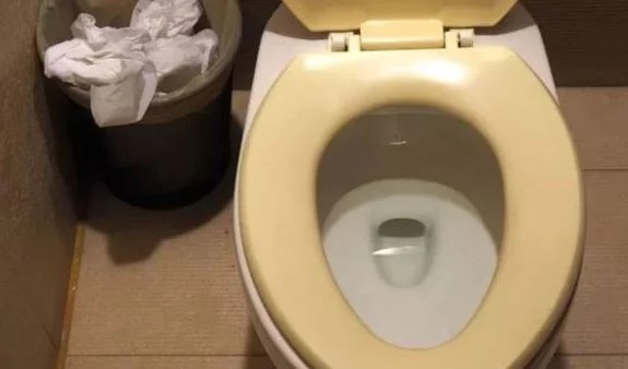 Nắp và bệ bồn cầu ố vàng: Làm theo cách này là sạch bong, bạn sẽ tiếc vì không biết sớm-1