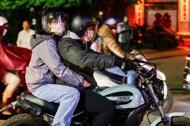 Người Hà Nội đội mũ kín mặt ra đường trong giá rét cuối năm-4