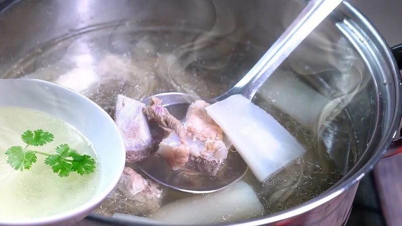 Hầm xương cho muối trước hay sau mới đúng: Đầu bếp chỉ cách nêm gia vị chuẩn giúp nước dùng trong vắt, ngọt lừ-1