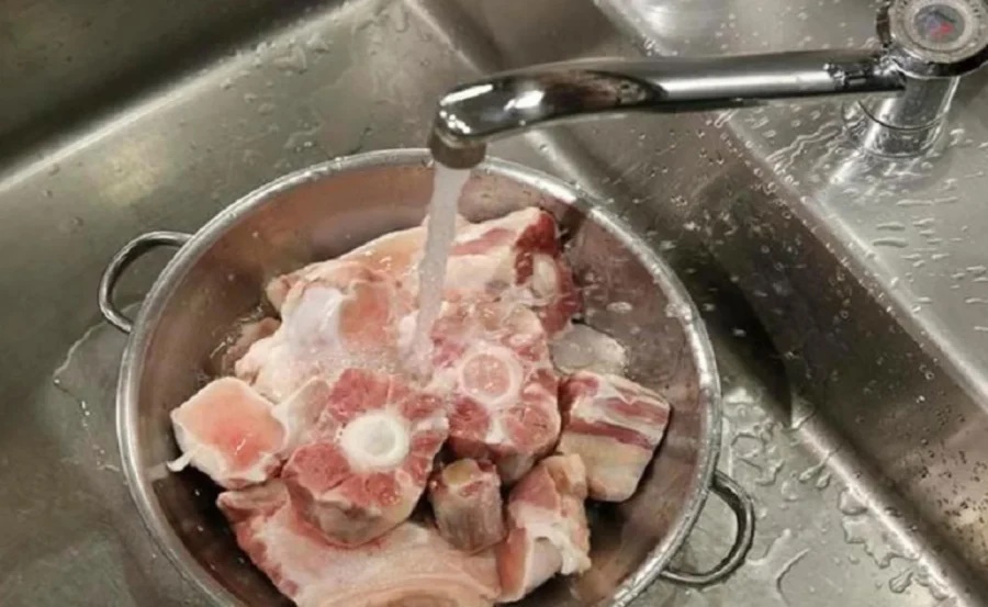 Hầm xương cho muối trước hay sau mới đúng: Đầu bếp chỉ cách nêm gia vị chuẩn giúp nước dùng trong vắt, ngọt lừ-2