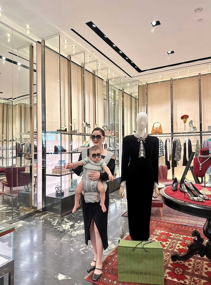 Con trai Bảo Thy chuẩn rich kid sinh ra từ trứng nước, đeo kính đôi hàng hiệu chục triệu với mẹ-2