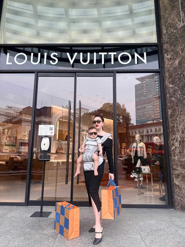 Con trai Bảo Thy chuẩn rich kid sinh ra từ trứng nước, đeo kính đôi hàng hiệu chục triệu với mẹ-3