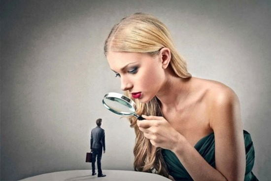 Những hành động khiến đàn ông tự hạ thấp giá trị trong mắt phụ nữ