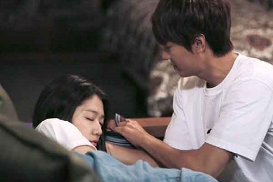 Chăm vợ bị liệt 5 năm, một lần đi làm quên đồ nên về lấy, mở cửa ra tôi đứng không vững