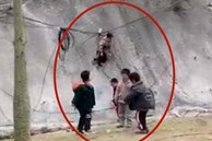 Dân mạng kinh hãi trước cảnh bé trai chơi xích đu bằng dây điện trên đường