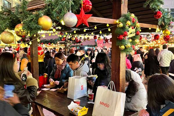 Nhịp sống tại Trung Quốc sau quyết định mở cửa hoàn toàn-1