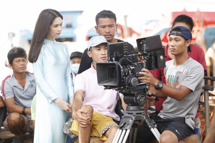 Ngọc Trinh bị chỉ trích vì đi giày thô tục-4