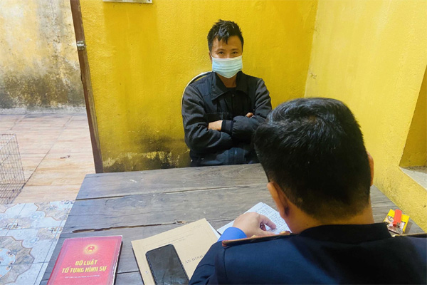 Hành sự xong, thiếu niên 15 tuổi kề dao cướp iPhone 14 Pro Max của gái bán dâm-2