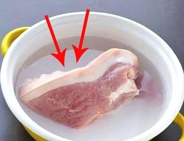 Thịt để tủ lạnh cứng hơn đá: Thêm thìa gia vị này, chỉ 5 phút là thịt rã đông, tươi ngon như mới-1