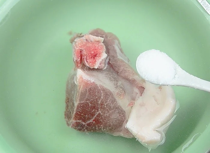 Thịt để tủ lạnh cứng hơn đá: Thêm thìa gia vị này, chỉ 5 phút là thịt rã đông, tươi ngon như mới-2