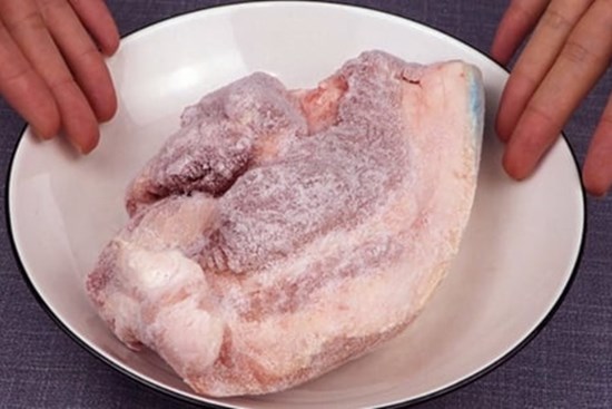 Thịt để tủ lạnh cứng hơn đá: Thêm thìa gia vị này, chỉ 5 phút là thịt rã đông, tươi ngon như mới