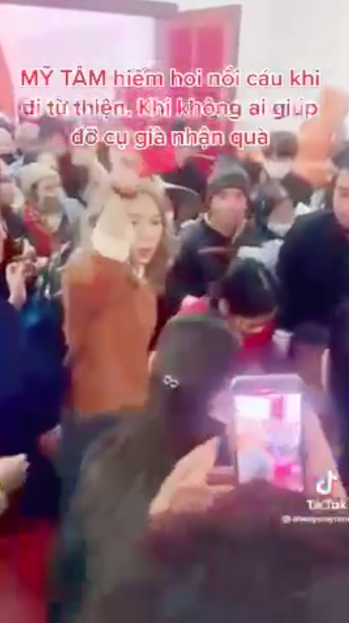 Mỹ Tâm nổi cáu khi đi từ thiện, thét lớn giữa đám đông: Đừng có chụp hình nữa!-3