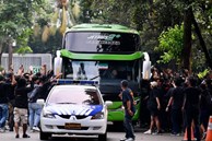 CĐV Indonesia tấn công xe chở tuyển Thái Lan