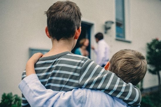 Làm điều này trước mặt con khác gì hại trẻ, cha mẹ cần loại bỏ ngay